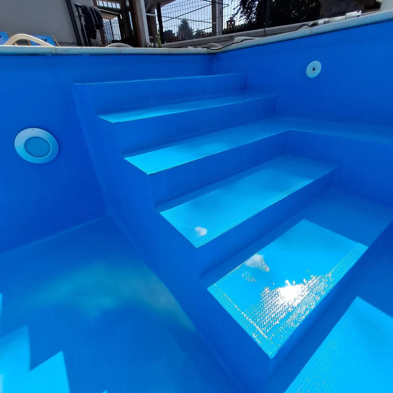 Gradini della piscina immersi nell’acqua