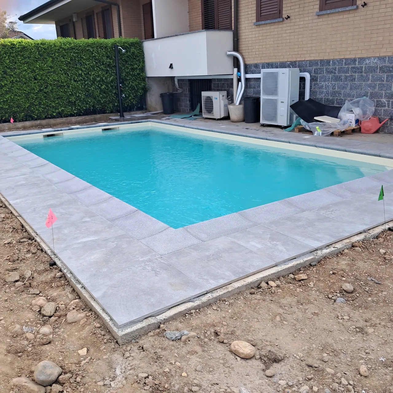 Dopo: piscina di Lainate riempita e pavimentata