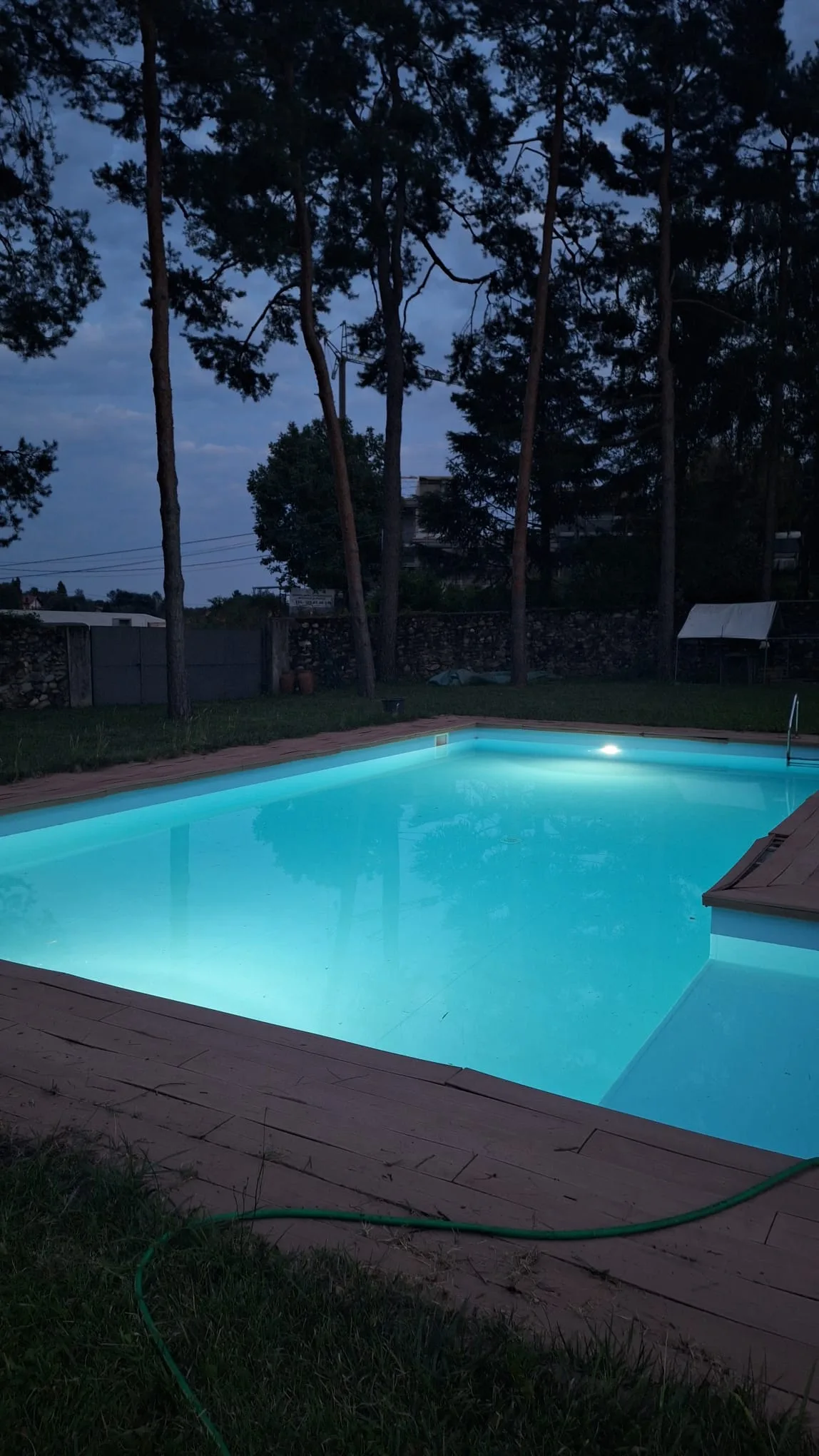 Piscina illuminata al crepuscolo